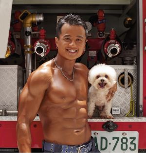 ▲今年消防形象月曆不只有猛男，還加入可愛的狗狗。（圖／新北消防局提供）