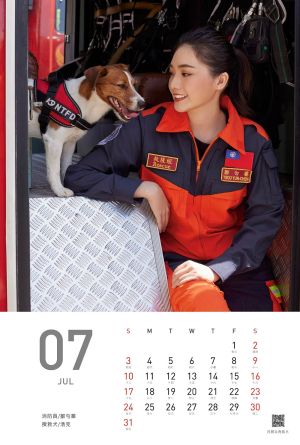▲新北消防形象月曆以溫暖、活力為主題，由美女工作人員與工作犬共同拍攝。（圖／新北消防局提供）