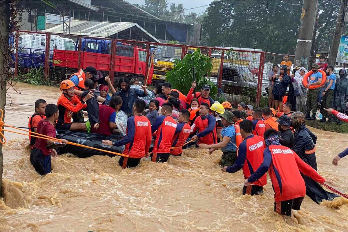 ▲超級颱風雷伊（Rai）登陸菲律賓南部，迫使航班取消、近10萬人逃離家園。（圖／美聯社／達志影像）