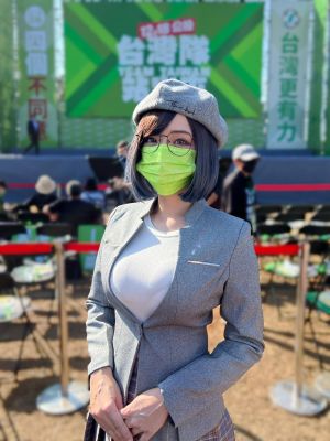 郭鬼鬼 ▲郭鬼鬼因為父親關係,經常出現在綠營的宣傳活動。(圖/翻攝郭鬼鬼IG)