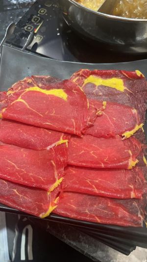 ▲原PO吃火鍋時正要下牛肉片，竟看到上頭的油花呈現「鮮黃色」。（圖／翻攝自臉書「家常菜」）