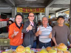 高雄市議員擬參選人林志誠今(17)日偕資深媒體人王瑞德深入岡山地區最大市場文賢早市掃街,進行公投「四個不同意」宣講。(圖/林志誠提供) ▲高雄市議員擬參選人林志誠今(17)日偕資深媒體人王瑞德深入岡山地區最大市場文賢早市掃街,進行公投「四個不同意」宣講。(圖/林志誠提供)