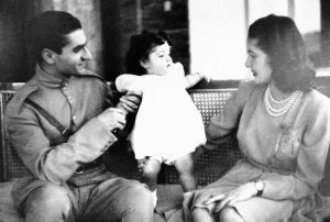 ▲成為伊朗王后的法絲亞，與夫君、女兒攝於1941年底。（圖／美聯社／達志影像）
