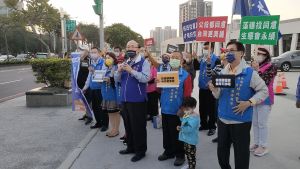 桃園藍軍議員街頭舉牌推公投 ▲市議員林政賢在桃園區舉牌宣傳公投4個同意。(圖/桃園市議會國民黨團提供)