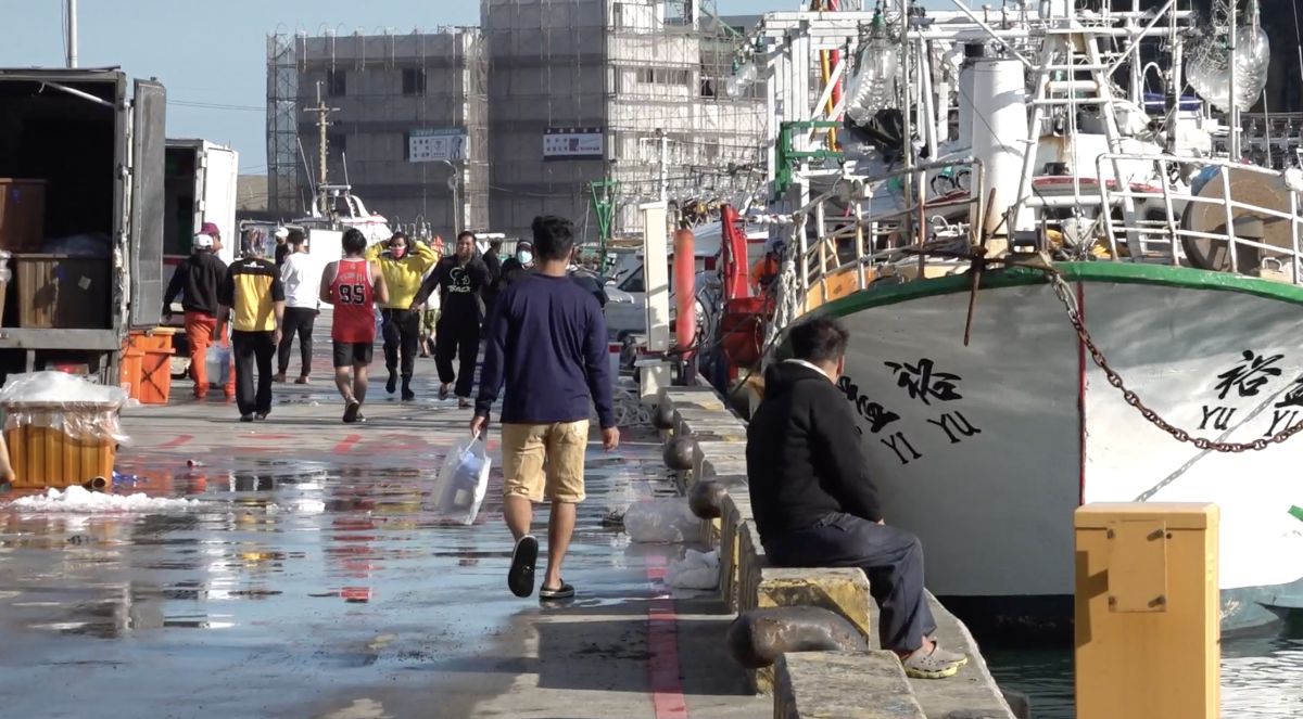 ▲外籍漁工遠漂來台工作，要適應台灣的氣候和生活方式，而漁港工作粗重尤為辛苦，相關權益推進引發關注。（圖／攝影陳明安攝於2021.12.16）