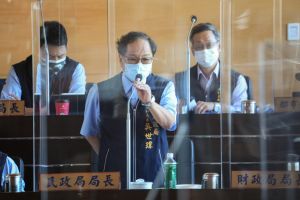 中二補選綠議員批市府不中立 盧秀燕:別拿公務員出氣 ▲民政局長吳世瑋表示,監票員人數是依中央選委會的規定辦理。(圖/台中市政府提供,2021.12.17)