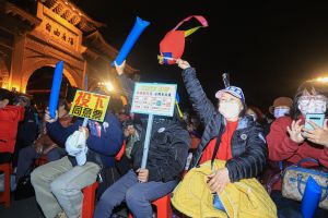 國民黨民主守夜 ▲公投前夕,國民黨今日在自由廣場舉行民主守夜活動。(圖/記者葉政勳攝,2021.12.17)