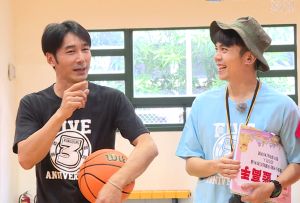 李李仁 ▲李李仁主持功力不減,讓關主黃豪平(右)擔心地位不保。(圖/台視提供)