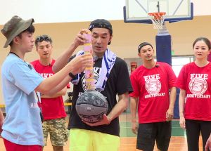 ▲李李仁挑戰用籃球彈出鐵罐，結果並不順利還被虧。（圖／台視提供）