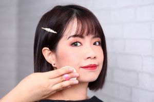 ▲復古妝容的底妝強調「霧面、、無暇、輕薄」,而腮紅的選擇建議低調不含珠光或亮片的肉桂色系。(圖/業者提供) ▲復古妝容的底妝強調「霧面、、無暇、輕薄」,而腮紅的選擇建議低調不含珠光或亮片的肉桂色系。(圖/業者提供)