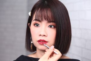 ▲修容新手建議選擇修容粉較不容易失手,復古紅唇則建議用唇筆上色更能展現精緻度。(圖/業者提供) ▲修容新手建議選擇修容粉較不容易失手,復古紅唇則建議用唇筆上色更能展現精緻度。(圖/業者提供)