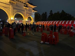 ▲國民黨民主守夜活動，不到9點民眾就開始收拾椅子，並且離開現場。（圖／記者余祥攝，2021.12.17）