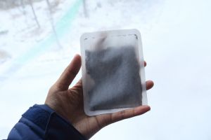 ▲氣溫驟降,怕冷的民眾會準備暖暖包取暖,醫師提醒貼式暖暖包千萬別長時間直觸皮膚,以免低溫燙傷。(示意圖/取自Shutterstock) ▲氣溫驟降,怕冷的民眾會準備暖暖包取暖,醫師提醒貼式暖暖包千萬別長時間直觸皮膚,以免低溫燙傷。(示意圖/取自Shutterstock)