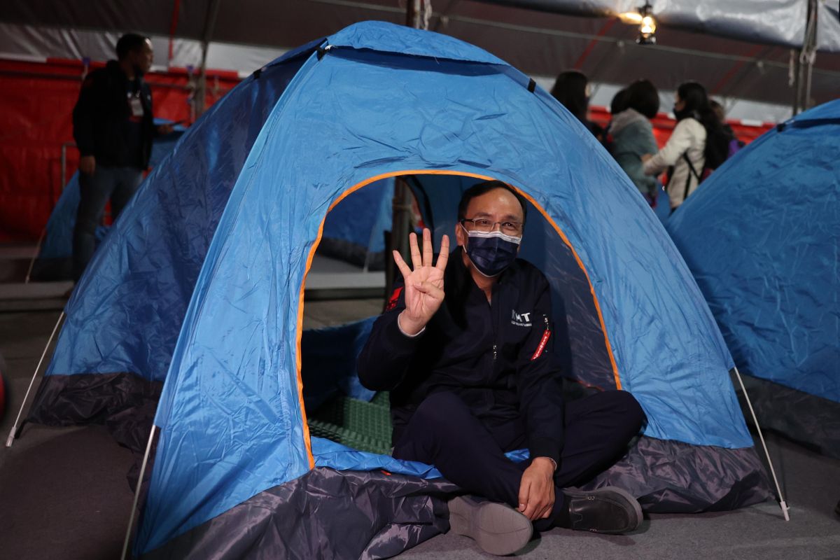 ▲國民黨主席朱立倫夜宿自由廣場，拚公投四個都同意。（圖／國民黨提供）