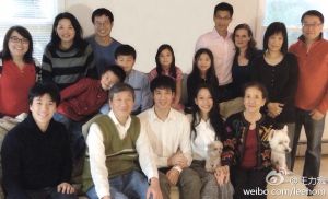 王力宏 ▲王力宏結婚時拍全家福,李靚蕾(前排右二)還挽著婆婆的手,沒料到她如今指控長期遭王家人羞辱。(圖/翻攝王力宏微博)