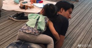 王力宏 ▲王力宏展現父愛,給女兒當馬騎。(圖/翻攝王力宏微博)