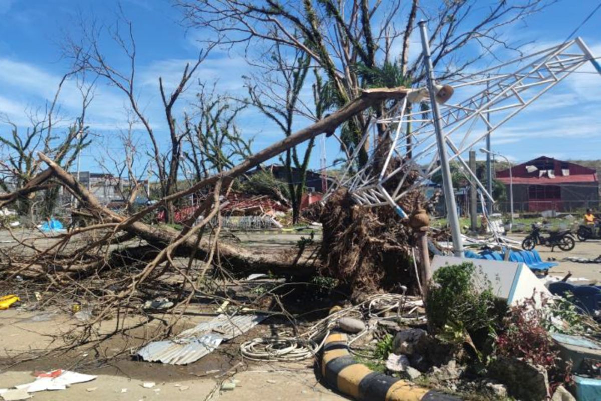 颱風雷伊襲菲　衝浪勝地施亞高島機場航廈傳全毀