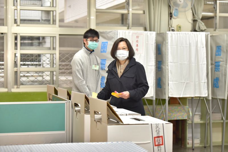    ▲總統蔡英文2021年12月18日赴秀朗國小投下公投票。（圖／民進黨提供）  