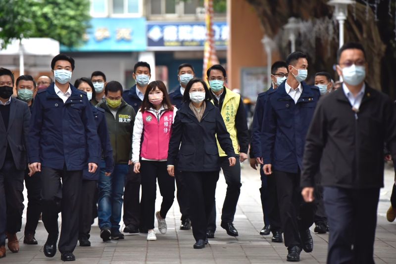 ▲蔡英文總統18日早上投公投票，呼籲四個不同意。（圖／民進黨提供）