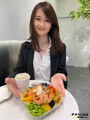 宅商機發燒 HUN混餐飲集團推「杉」主打美味健康盒 ▲ HUN混餐飲集團推「杉」主打美味健康盒,十餘種主食及新鮮蔬果配料混搭的輕食沙拉,光看繽紛色彩就讓人食指大動。(圖/記者金武鳳攝,2021.12.18)