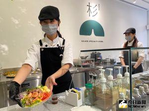 ▲宅商機發燒，  HUN混餐飲集團新推「杉」主打美味健康盒，提供無負擔又美味兼具的健康輕食沙拉。（圖／記者金武鳳攝，2021.12.18)