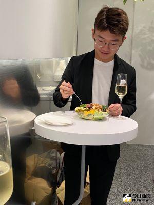 宅商機發燒 HUN混餐飲集團推「杉」主打美味健康盒 ▲宅商機發燒 , HUN混餐飲集團新推「杉」主打美味健康盒,以提供外帶為主,店內有立食的桌檯,方便點餐內用。(圖/記者金武鳳攝,2021.12.18)