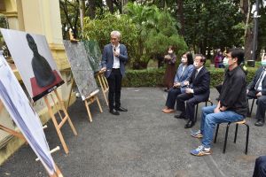 ▲駐日代表謝長廷由高雄市長陳其邁陪同參訪橋頭糖廠。（圖／高市府提供）