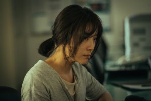 ▲蔡淑臻為戲勇敢躺大體檯。(圖/七十六号原子) ▲蔡淑臻為戲勇敢躺大體檯。(圖/七十六号原子)