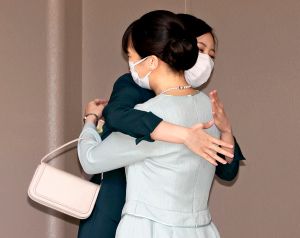 日本皇室真子與佳子公主 ▲真子(右)前往登記結婚的當天早上,於赤坂御苑拜別父母,並與佳子公主(左)深深擁抱道別。(圖/美聯社/達志影像)