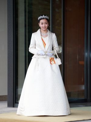 ▲佳子公主20歲出席授勳儀式，頭戴皇冠，身穿長禮服的造型驚豔眾人。（圖／美聯社／達志影像）