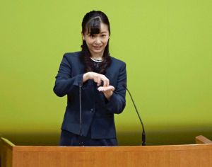 ▲佳子公主2019年曾出席「全國高中生手語表演甲子園」，在開幕儀式上以手語致詞。（圖／美聯社／達志影像）