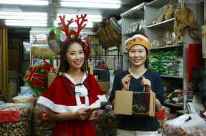 ▲電台甜心凱莉現身三鳳中街商圈,陪伴市民朋友歡慶過聖誕。(圖/三鳳中街商圈提供) ▲電台甜心凱莉現身三鳳中街商圈,陪伴市民朋友歡慶過聖誕。(圖/三鳳中街商圈提供)
