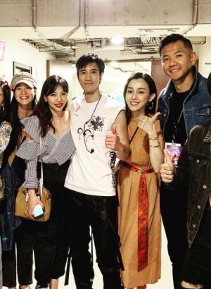 李靚蕾 ▲李靚蕾(右四)是王力宏(右三)2019年在演唱會後台合照,是兩人最後一次同框曝光。(圖/李靚蕾IG)