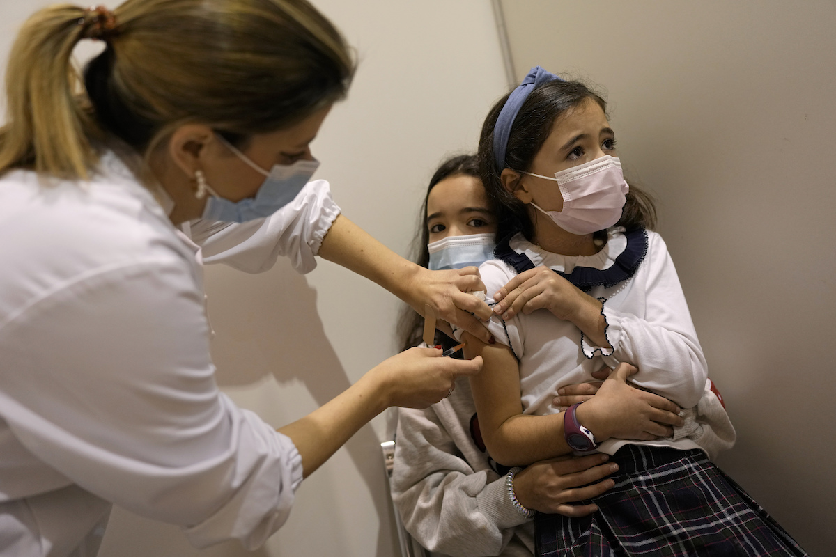 ▲英國表示，將向所有5到11歲孩童提供COVID-19疫苗，擴大向兒童推出疫苗接種，跟進其他國家做出這項決定。資料照。（圖／美聯社／達志影像）
