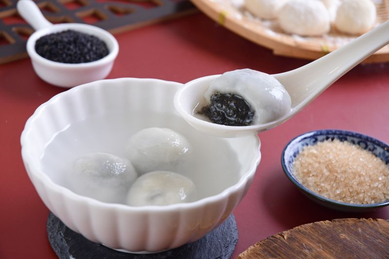 ▲江浙點心名店的「蔡萬興」與OKmart獨家合作,販售鎮店五寶之一的「芝麻湯圓」。(圖/業者提供)