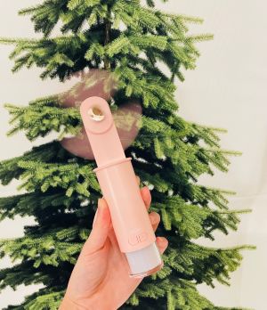 ▲486團購指出,迷你便攜的ikiiki藍芽快門手持扇是女性送禮熱門選擇。(圖/486團購提供) ▲486團購指出,迷你便攜的ikiiki藍芽快門手持扇是女性送禮熱門選擇。(圖/486團購提供)