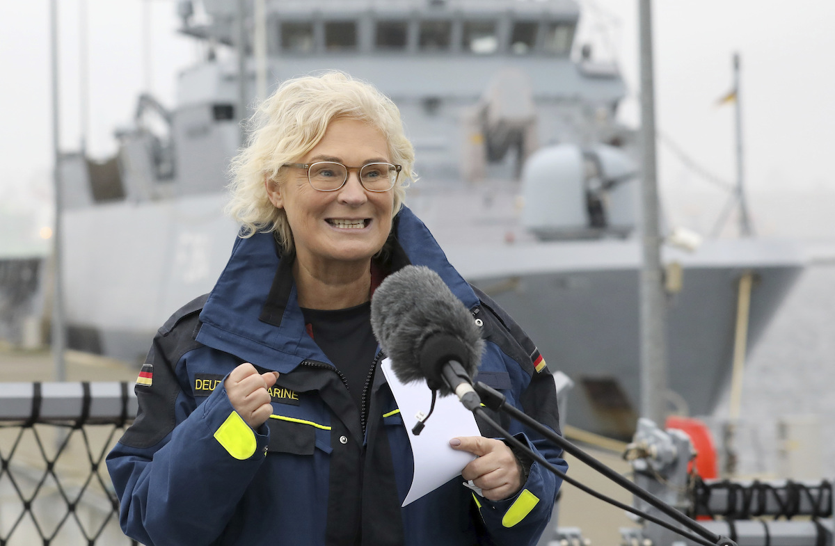 ▲德國國防部長蘭布雷特今天造訪立陶宛，探視駐紮在這個波羅的海北大西洋公約組織（NATO）成員國的部隊，這也是她上任後首度海外訪問。（圖／美聯社／達志影像）