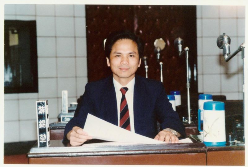 ▲游錫堃在32歲之際被國民黨黨報影射為林家血案的凶手，遭調查局約談20多次，所幸有充分不在場證明才免於被誣陷。（圖／翻攝自游錫堃臉書）