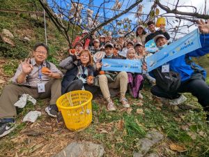 在台國際生體驗梨山部落旅遊 直呼太好玩 ▲參山處安排採收甜柿工作體驗,讓外籍生深入了解梨山產業文化(圖/參山處提供2021.12.20)