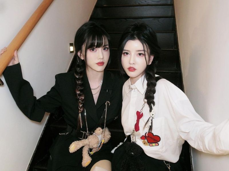 ▲新加坡籍華語女子團體「By2」成員有雙胞胎姐姐Miko孫涵和妹妹Yumi孫雨。（圖／翻攝Yumi孫雨IG）