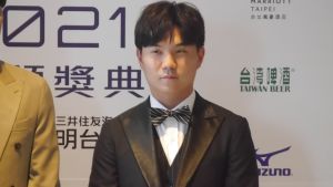 中職/身穿「老闆力推」西裝領獎 江坤宇靠浴室唱歌紓壓