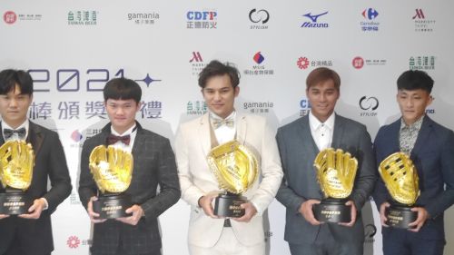 ▲2021年中職金手套獎,右起為郭天信、邱丹、林岱安,邱丹雖然奪獎,卻因為酒駕,可能斷送生涯。(圖/吳政紘攝) ▲2021年中職金手套獎,右起為郭天信、邱丹、林岱安,邱丹雖然奪獎,卻因為酒駕,可能斷送生涯。(圖/吳政紘攝)