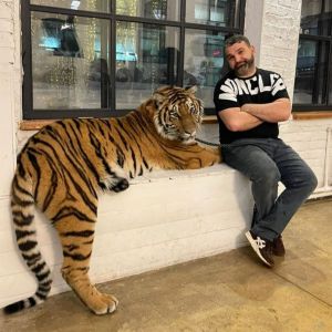▲Mikhail Zaretsky家裡飼養了許多需要受保護的老虎，為牠們成立老虎康復中心。（圖／IG帳號Famichiki_angry）