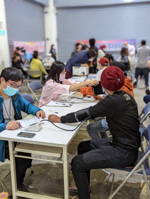 漁業署19日同步在新北市野柳漁港舉辦義診義剪活動及高雄市中芸漁港辦理2021港邊星光歲末晚會。(圖/漁業署) ▲漁業署19日同步在新北市野柳漁港舉辦義診義剪活動及高雄市中芸漁港辦理2021港邊星光歲末晚會。(圖/漁業署)