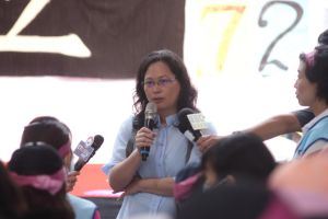 賴香伶過去從事勞工運動多年,後來擔任台北市勞動局長,在眾多場合和外籍移工曾有接觸。(圖/取自賴香伶臉書) ▲賴香伶過去從事勞工運動多年,後來擔任台北市勞動局長,在眾多場合和外籍移工曾有接觸。(圖/取自賴香伶臉書)