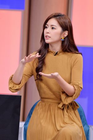 任容萱 ▲任容萱斷捨離不了Selina的紅包袋,愛的文字讓她好想哭。(圖/衛視提供)