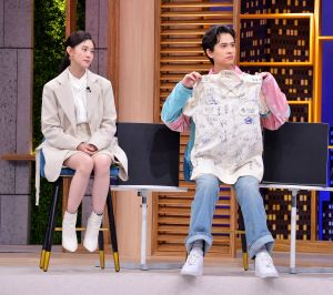 石知田 ▲石知田(右)和邱偲琹上衛視中文台《一袋女王》,談到斷捨離不約而同都祭出高中珍藏小物。(圖/衛視提供)