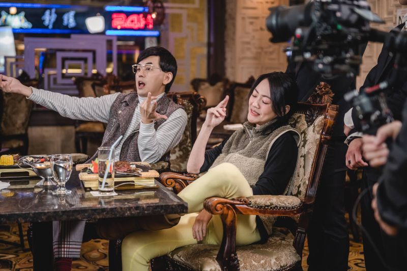 ▲小S(右)和舊愛黃子佼2015年破冰,2022年還邀舊愛上節目。(圖/CATCHPLAY+提供)