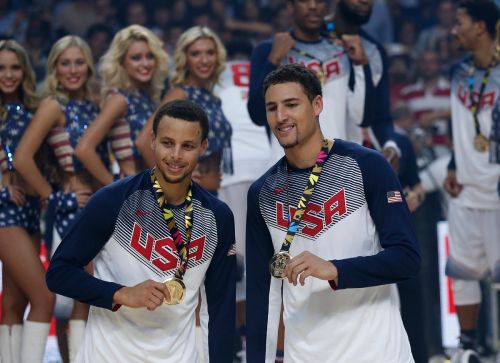 ▲Stephen Curry和Klay Thompson兩人即使分屬不同隊，但感情依舊深厚。（圖／美聯社／達志影像）