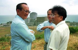 ▲1996年4月9日，當時的菲律賓總統羅慕斯（Fidel Ramos，左）與能源部長Richard Lazatin（中）拜訪巴丹核電廠。（圖／美聯社／達志影像）